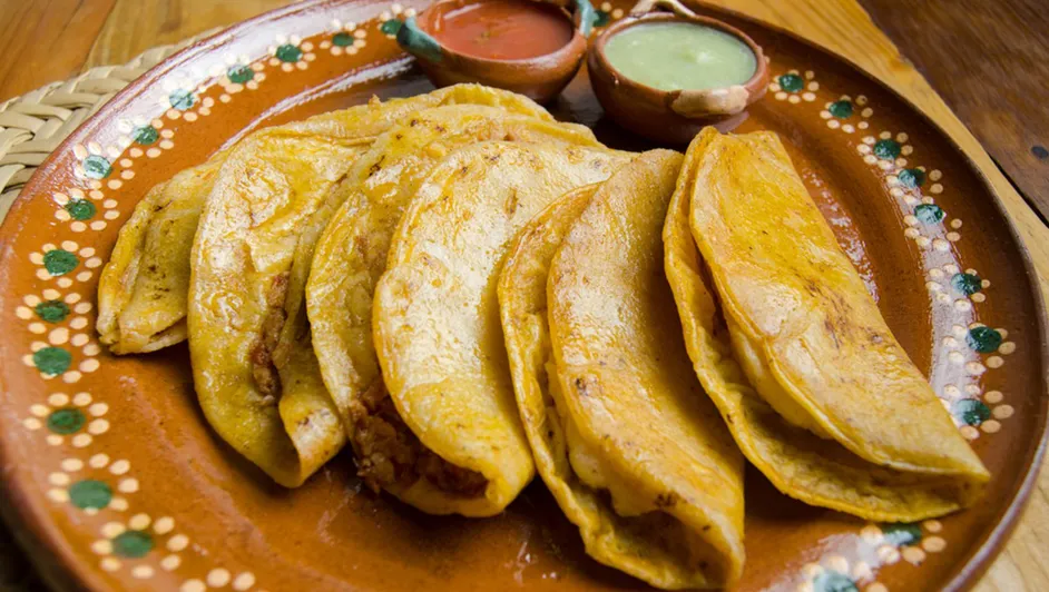 Tacos de Canasta con Salsas